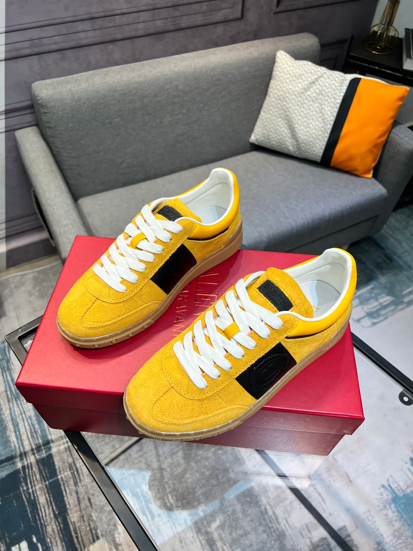 Men's shoes 💰620 👉🌹🌹VALENTINO counter synchronized new low-top casual sports shoes 👍Professional and high-end, perfect replica, first-class quality! 👍All made of original 1:1 materials, exclusive mold opening! 👍High mercerized cowhide fabric 👍TPU outsole, comfortable and wear-resistant, brand injection insole, 👍Full set of high-end counter packaging 👍All details are customized with 1:1 mold, striving for perfection! 👍Couple style female 35-41, male 38-46 (female 41, male 45 46 customized)